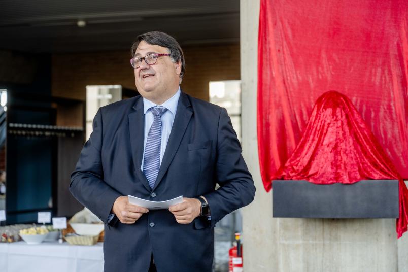 Vor der Enthüllung der Büste würdigte der amtierende Rektor die Verdienste seines Vorgängers.