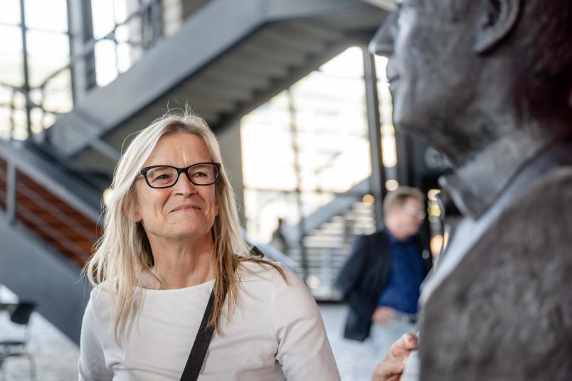 Die Künstlerin Susanna Storch aus Mainz betrachtet ihr Werk.