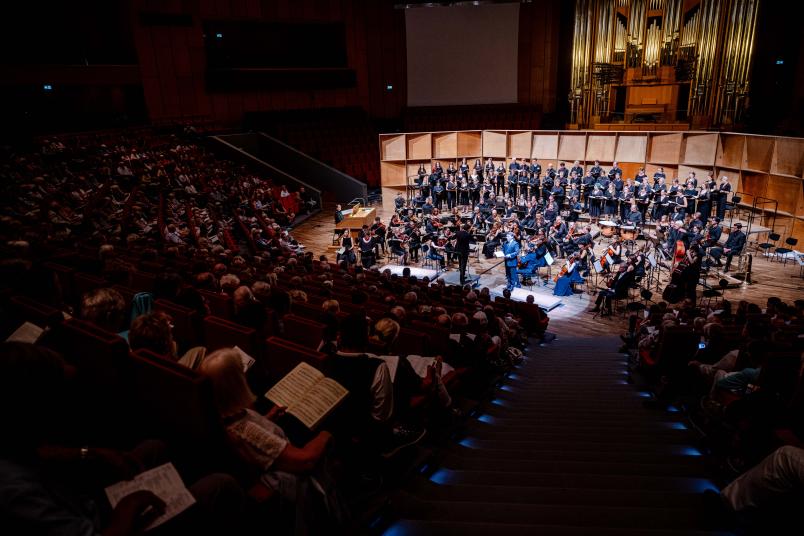 Mit Chor, Orchester und Solisten haben rund 100 Personen die Bühne im Audimax gefüllt.