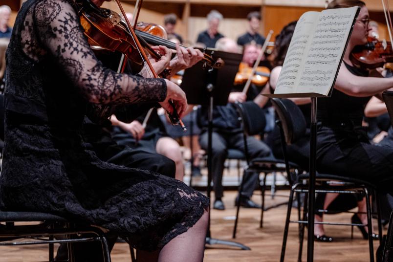 Detailaufnahme vom Orchester der Ruhr-Universität Bochum zum Semesterkonzert