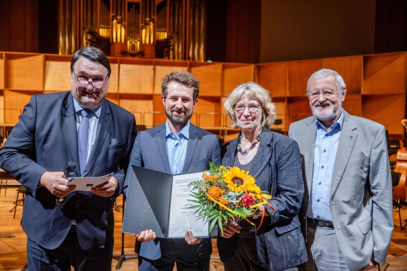 Der GdF-Preis Dr. Heinrich Kost ist an Dr. Patrick Staubach verliehen worden. Prof. Dr. Ulf Eysel (rechts) und Birgit Fischer von der GdF haben den Preis überreicht.