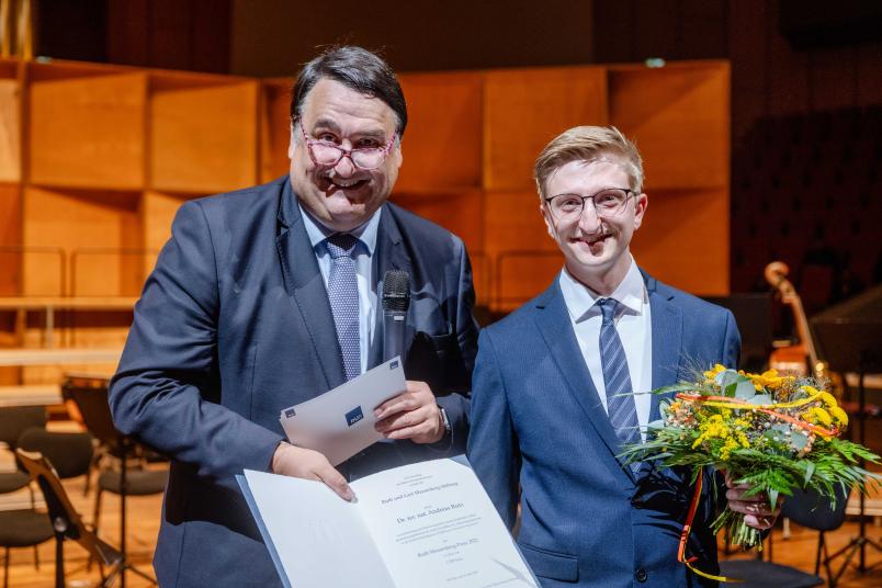 Der zweite Ruth Massenberg Preis ging an Dr. Andreas Rutz, verliehen duch Rektor Martin Paul.