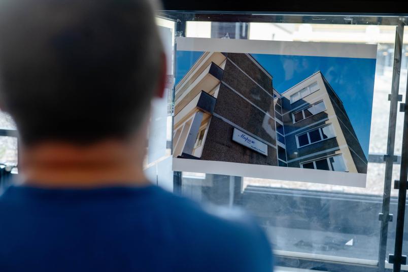 Student von hinten vor Schaukasten mit Foto: Matthew Heaney betrachtet sein Siegerfoto „Mirage“