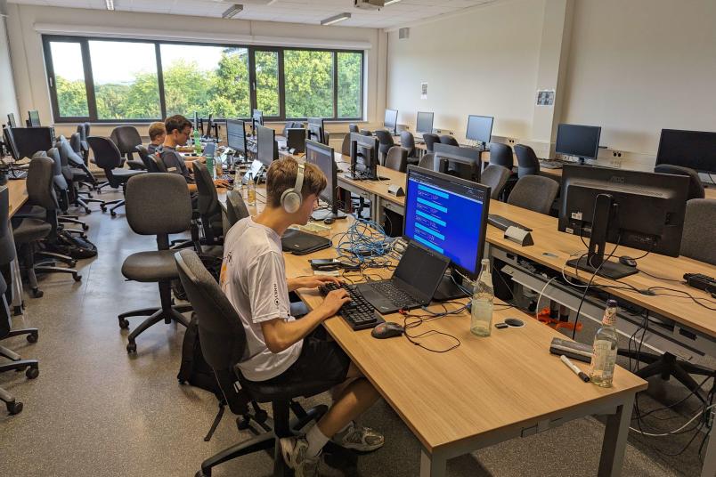 Studierende sitzen am Computer.