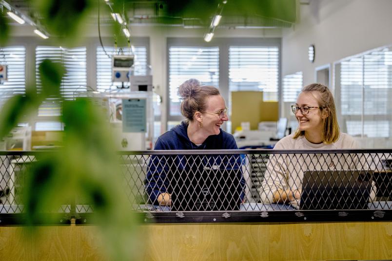 Zwei Frauen in einer Werkstatt, sitzend