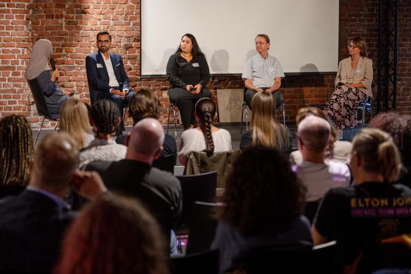Podiumsdiskussion mit Dr. Asmaa El Idrissi, SWANS Initiative, mit den Teilnehmenden Prof. Dr. Karim Fereidooni von der Fakultät für Sozialwissenschaft, Ikram Errahmouni-Rimi, Juristin und Expertin für diskriminierungssensible OrganisationskulturNorbert Ko