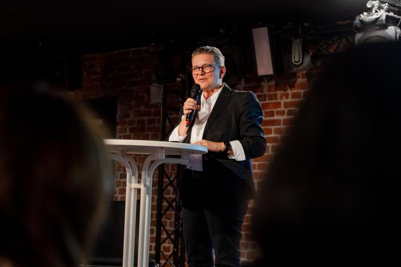 Prof. Dr. Isolde Karle bei der Begrüßung des Publikums.