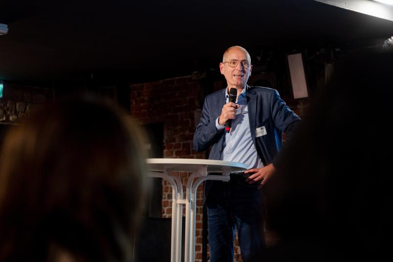 Dietmar Dieckmann, Dezernent für Bildung, Inegration, Kultur und Sport der Stadt Bochum bei seiner Rede.