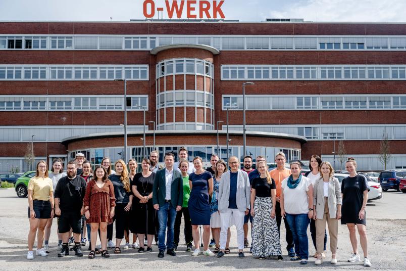 Grupenbild mit dem Team der Worldfactory vor dem O-Werk