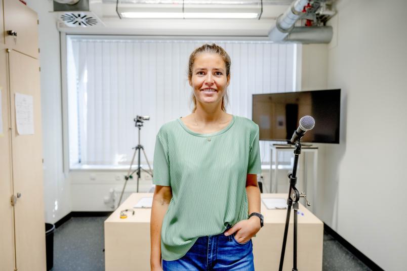 Porträt von Frau mit grünem Shirt