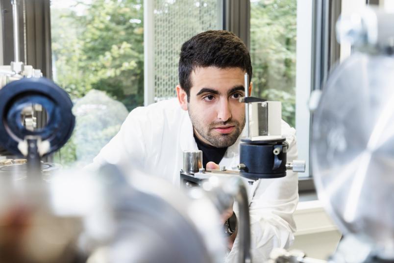 Materialwissenschaft: Forscher im Labor