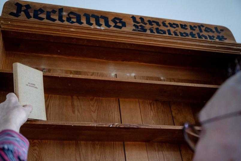 Bücherschrank mit Schild "Reclams Universal-Bibliothek"