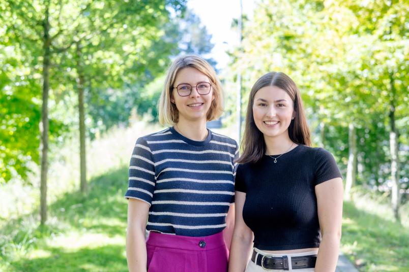 zwei junge Frauen vor grünem Hintergrund