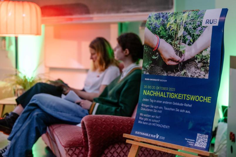 zwei Studierende auf Sofa