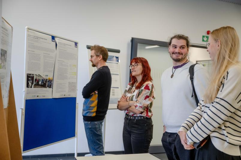 Studierende schauen auf Poster