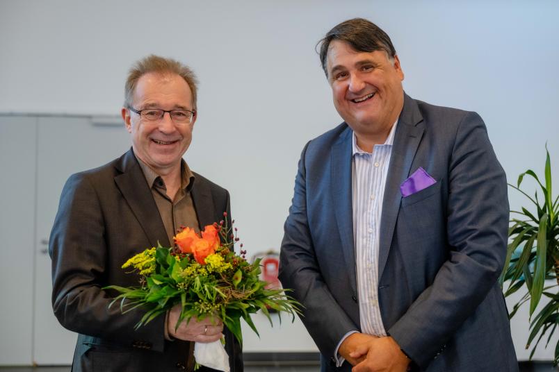 Rektor Martin Paul (rechts) gratuliert dem Vorsitzenden des Senats zur Wahl.