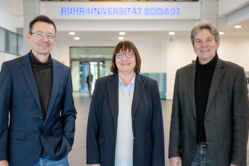 Holm Zähres, Beate Brand-Saberi und Studiendekan Thorsten Schäfer von der Medizinischen Fakultät.