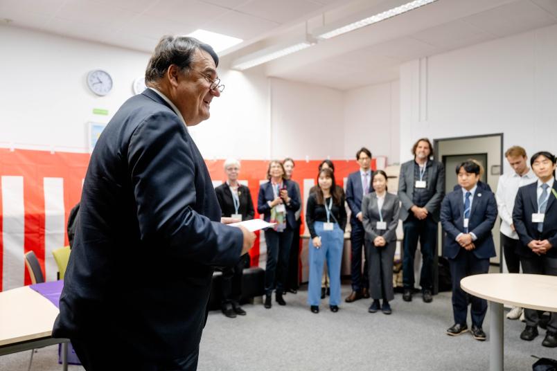 Rektor redet vor Publikum
