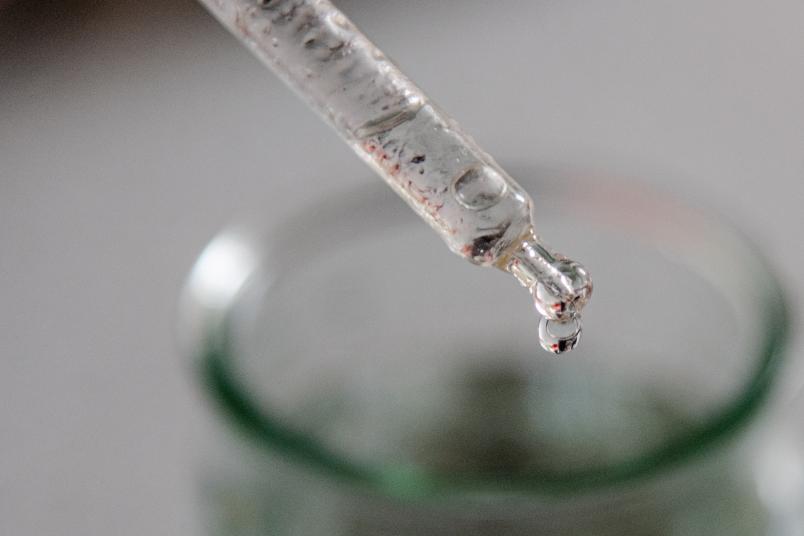 Wassertropfen an einer Pipette