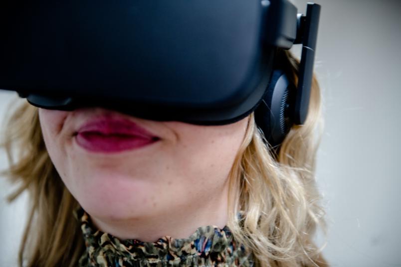 Frau mit VR-Brille