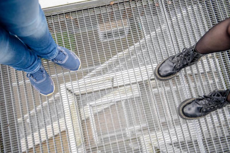 Füße auf hoher Plattform