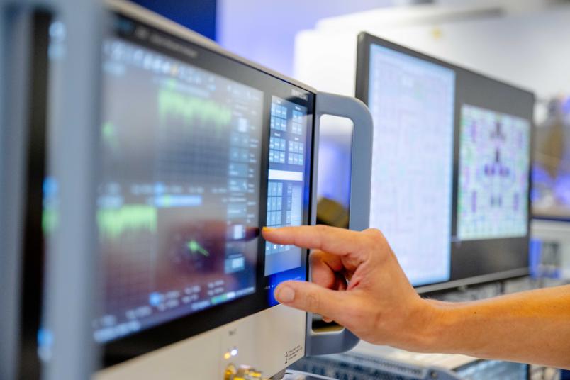 Hand deutet auf Monitor