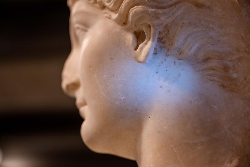 Blick hinter das Ohr einer Statue