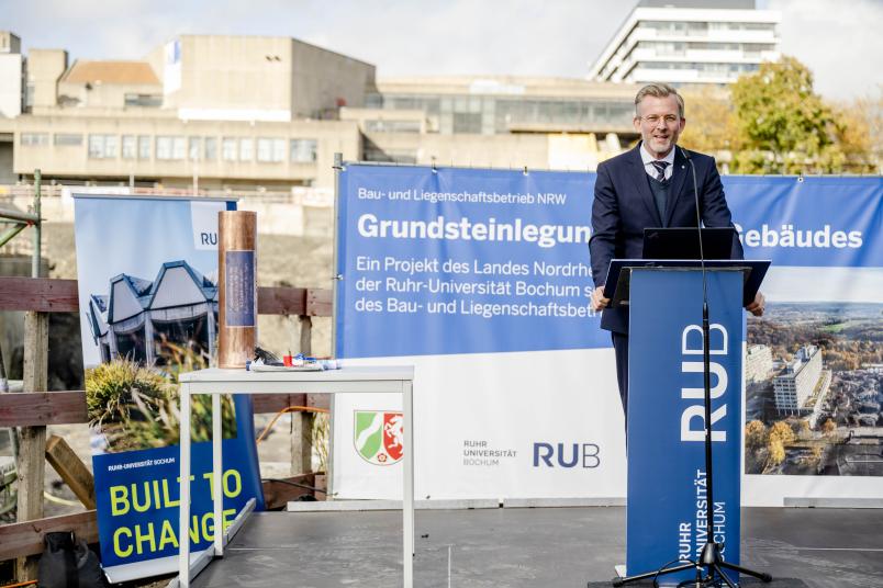 Mann an Redepult