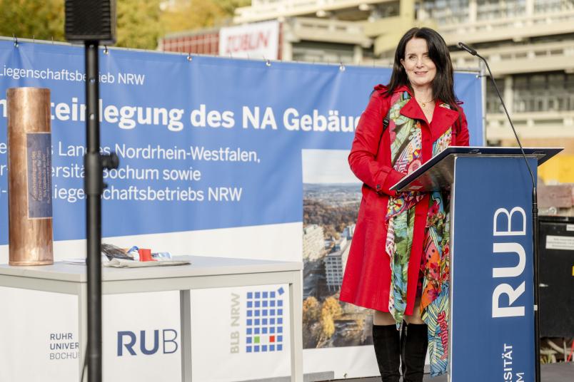 Frau an Redepult