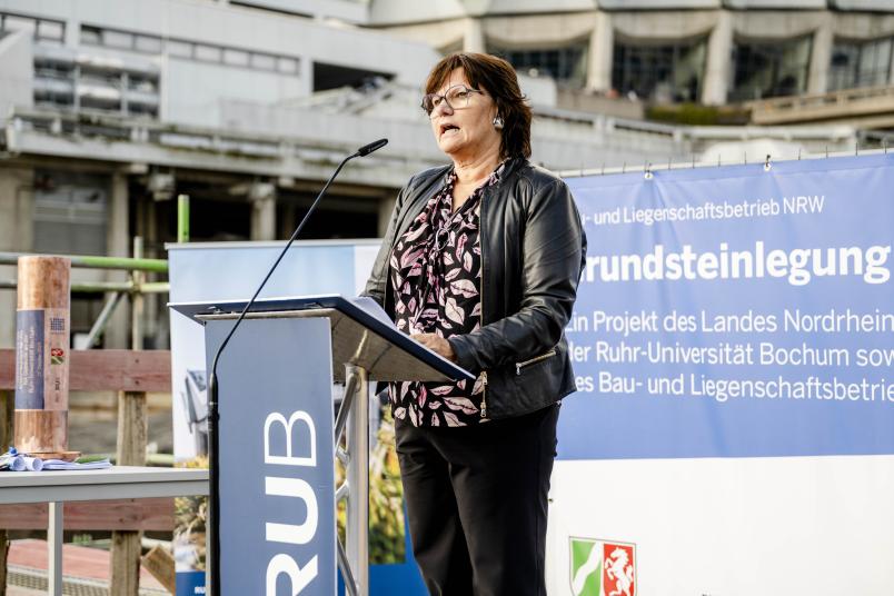 Frau an Redepult