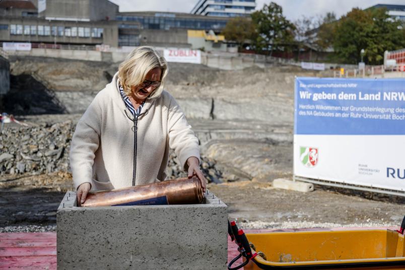 Frau mit Zeitkapsel