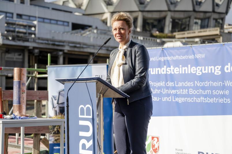 Frau an Redepult