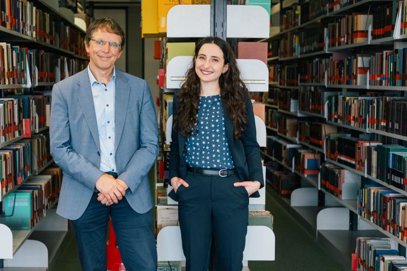 Zwei Personen in einer Bibliothek
