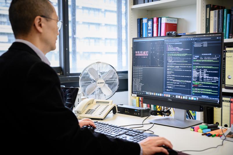 Person vor Computer