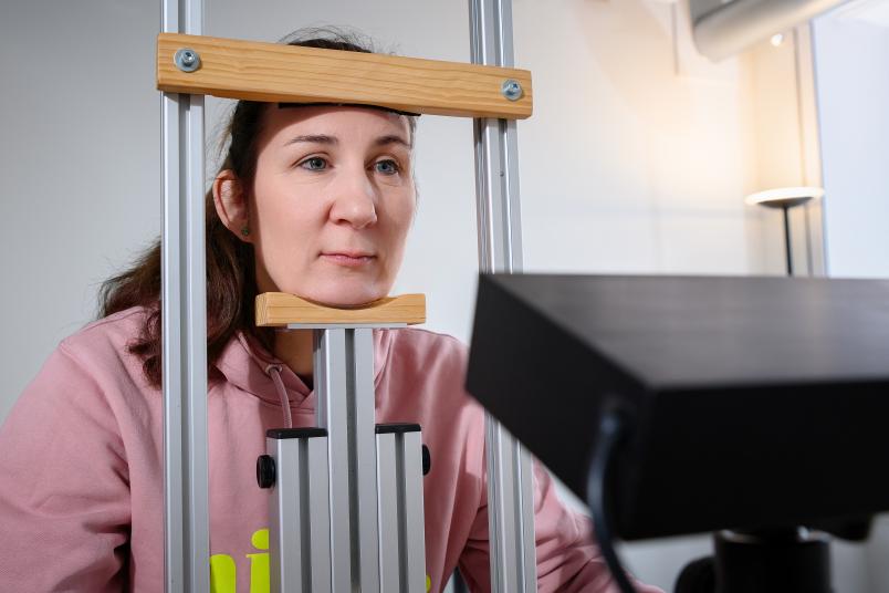 Frau bei Versuch