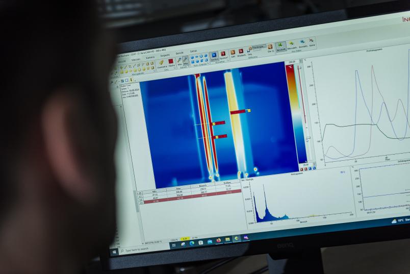 Blick auf die Ergebnisse des Experiments auf einem Monitor