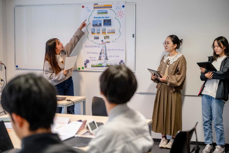 Das Bild zeigt japanische Studierende im Unterricht.