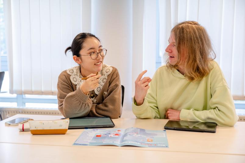 Eine japanische Studentin und ein Student der Ruhr-Universität im Gespräch.