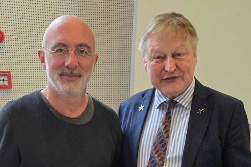 Carsten Saft überreichte die Huntington-Medaille an Bernhard G. Landwehrmeyer.