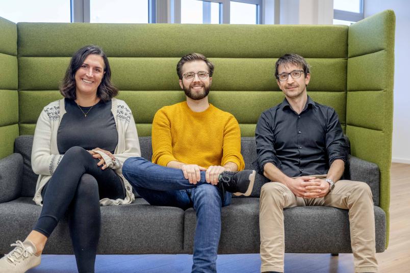 Drei Personen auf einer Couch