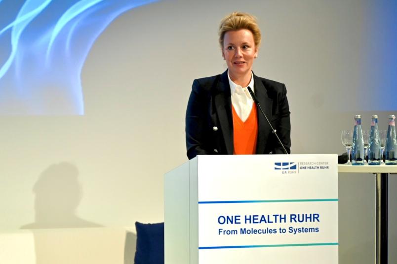Wissenschaftsministerin Ina Brandes am Rednerpult