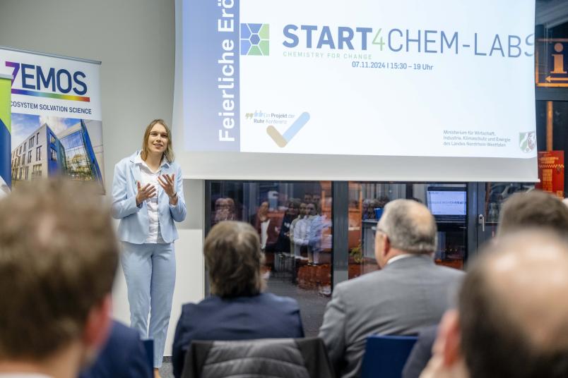 Kristina Tschulik hält ein Grußwort und freut sich über die neuen Möglichkeiten für Gründende.