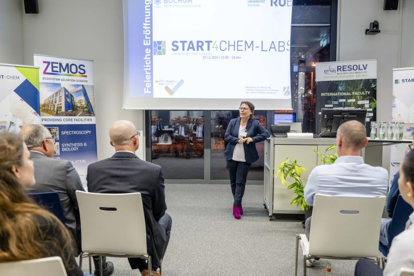Kanzlerin Christina Reinhardt dankt im Namen der Hochschulleitung der Bochum Wirtschaftsentwicklung und den beteiligten Ministerien des Landes für die Kooperation und Unterstützung.