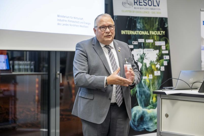 Staatssekretär Josef Hovenjürgen aus dem Ministerium für Heimat, Kommunales, Bau und Digitalisierung hält ein Grußwort anlässlich der Laboreröffnung.