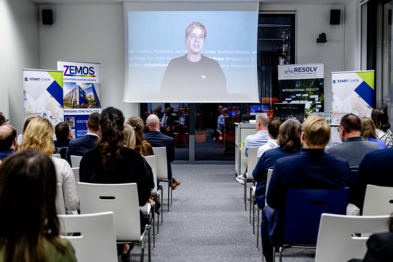 NRW-Wirtschaftsministerin und stellvertretende Ministerpräsidentin Mona Neubaur hat ihr Grußwort in einer Videobotschaft an die Anwesenden übermittelt.