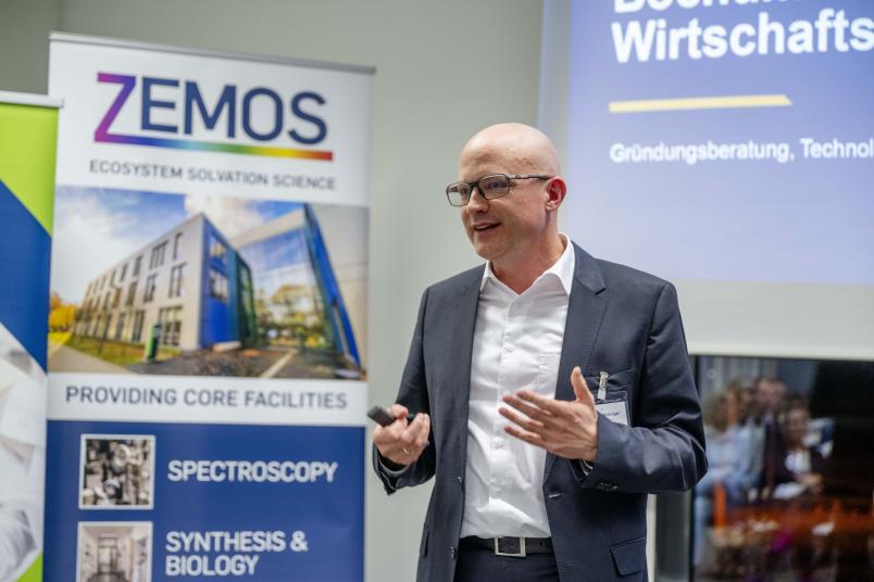 Thomas Wollinger, Geschäftsführer der Bochum Wirtschaftsentwicklung, erläutert, wie die Stadt Gründungsinteressierten unter die Arme greift.