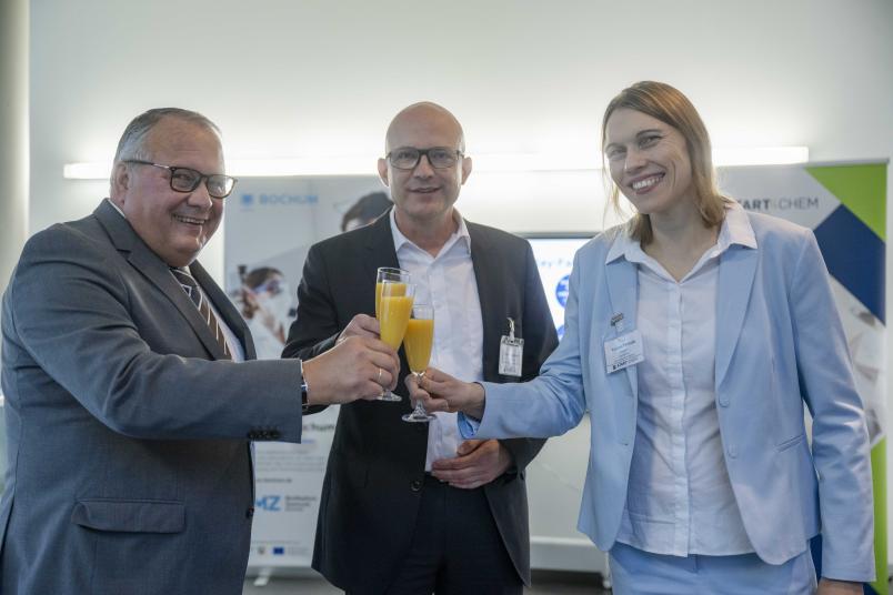 Glück auf mit O-Saft: Josef Hovenjürgen, Thomas Wollinger und Kristina Tschulik stoßen zusammen auf die gelungene Laboreröffnung an.