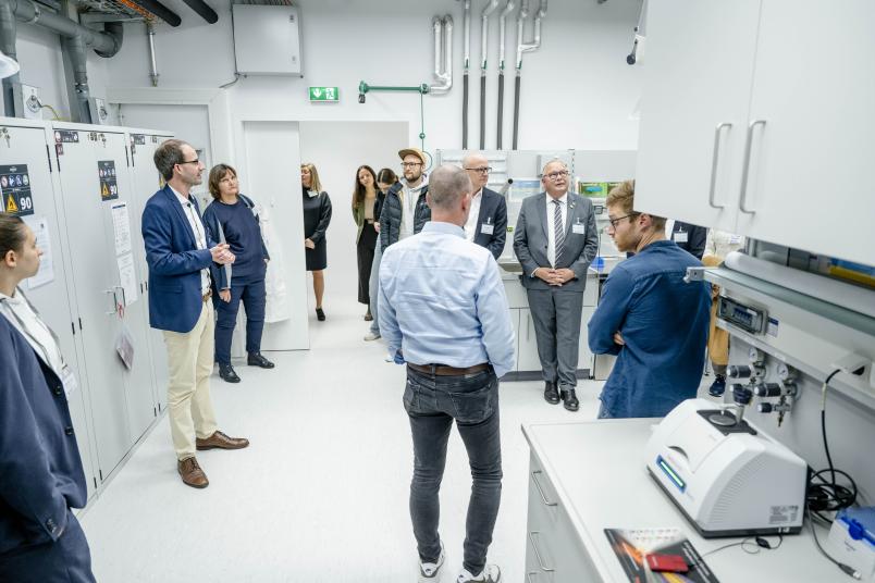 Insgesamt stehen Gründenden drei miteinander verbundene Laborräume sowie weitere Arbeits-, Team- und Besprechungsräume zur Verfügung.