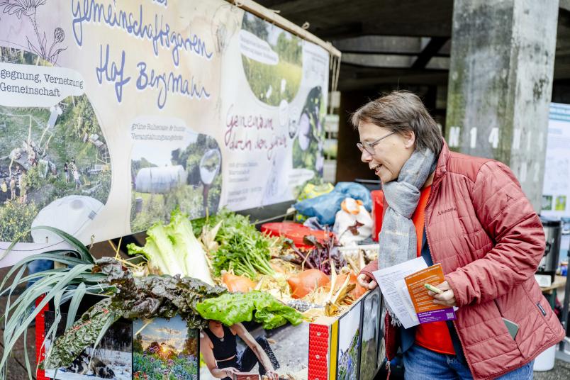 Kanzlerin blickt in Gemüsewagen