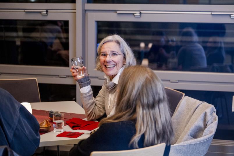 Zwei Frauen an Tisch